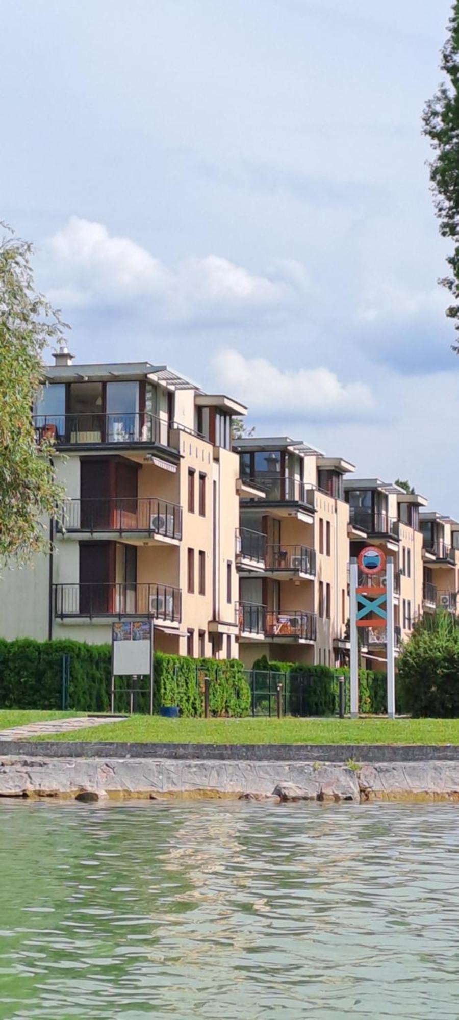 Panoramic Art Apartment With Jacuzzi Balatonlelle Bagian luar foto